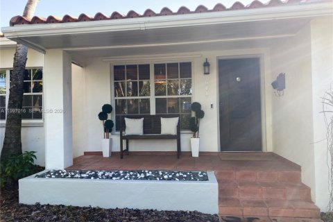 Снять в аренду виллу или дом в Корал-Гейблс, Флорида 2 спальни, 128.02м2, № 2058840 - фото 2