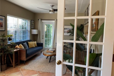 Снять в аренду виллу или дом в Корал-Гейблс, Флорида 2 спальни, 128.02м2, № 2058840 - фото 13