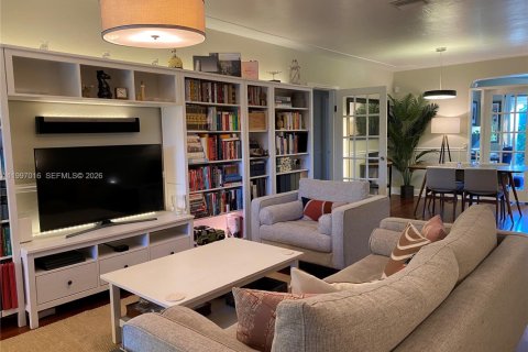 Снять в аренду виллу или дом в Корал-Гейблс, Флорида 2 спальни, 128.02м2, № 2058840 - фото 3