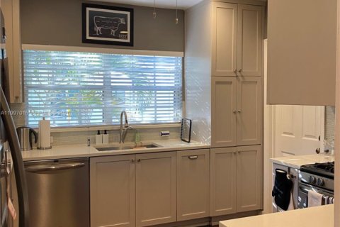 Снять в аренду виллу или дом в Корал-Гейблс, Флорида 2 спальни, 128.02м2, № 2058840 - фото 10