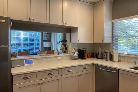 Снять в аренду виллу или дом в Корал-Гейблс, Флорида 2 спальни, 128.02м2, № 2058840 - фото 12