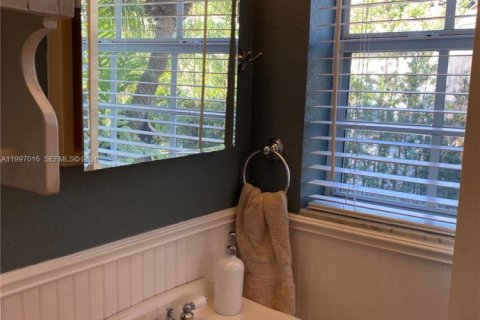 Снять в аренду виллу или дом в Корал-Гейблс, Флорида 2 спальни, 128.02м2, № 2058840 - фото 9