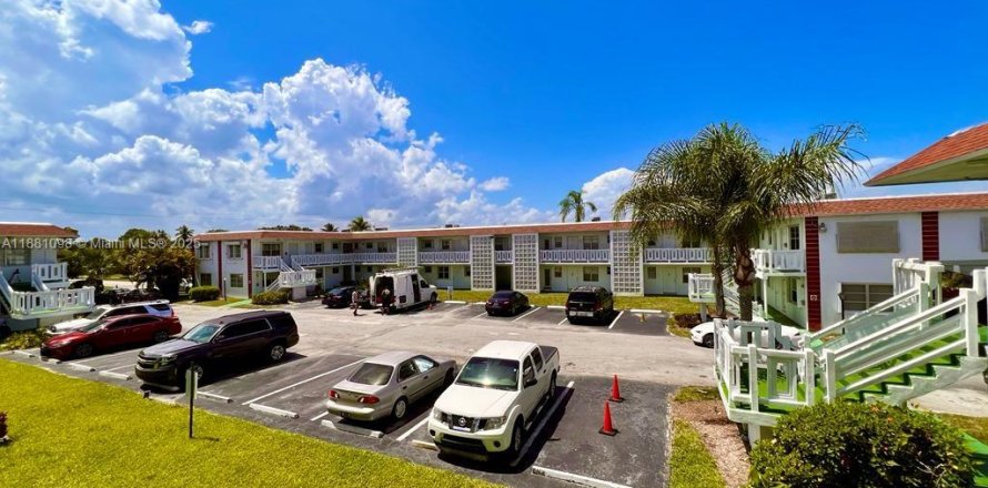 Кондоминиум с 1 спальней в Лодерхилл, Флорида № 1922405