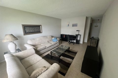 Снять в аренду кондоминиум в Лодерхилл, Флорида 1 спальня, 67.82м2, № 1922405 - фото 18