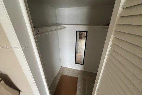 Снять в аренду кондоминиум в Лодерхилл, Флорида 1 спальня, 67.82м2, № 1922405 - фото 25