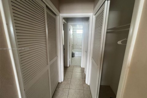 Снять в аренду кондоминиум в Лодерхилл, Флорида 1 спальня, 67.82м2, № 1922405 - фото 16