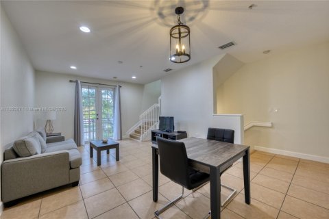 Touwnhouse à vendre à Pembroke Pines, Floride: 3 chambres, 155.15 m2 № 1945456 - photo 3