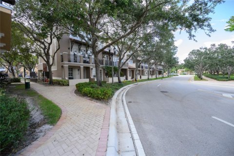 Touwnhouse à vendre à Pembroke Pines, Floride: 3 chambres, 155.15 m2 № 1945456 - photo 1