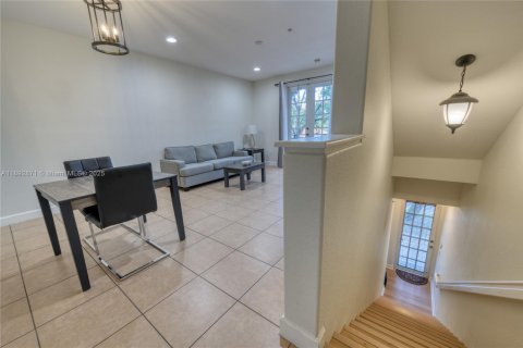 Touwnhouse à vendre à Pembroke Pines, Floride: 3 chambres, 155.15 m2 № 1945456 - photo 2