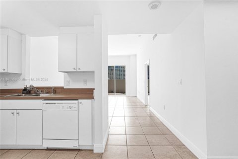 Condo in Miami, Florida, 1 bedroom  № 2016516 - photo 30