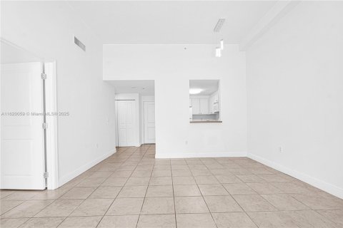 Condo in Miami, Florida, 1 bedroom  № 2016516 - photo 17
