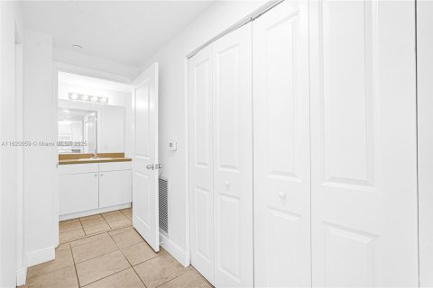 Condo in Miami, Florida, 1 bedroom  № 2016516 - photo 18