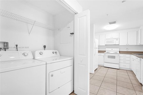 Condo in Miami, Florida, 1 bedroom  № 2016516 - photo 19