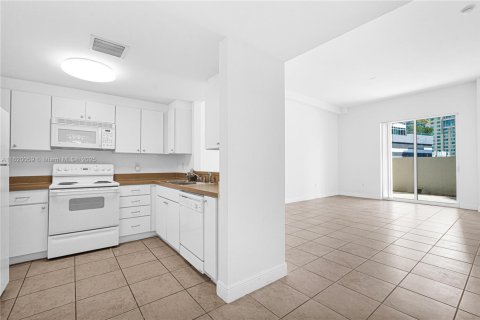 Condo in Miami, Florida, 1 bedroom  № 2016516 - photo 12