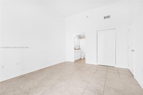 Condo in Miami, Florida, 1 bedroom  № 2016516 - photo 22