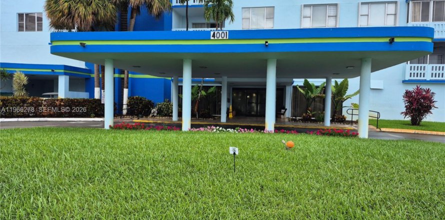 Condominio en Hollywood, Florida, 2 dormitorios  № 2028108