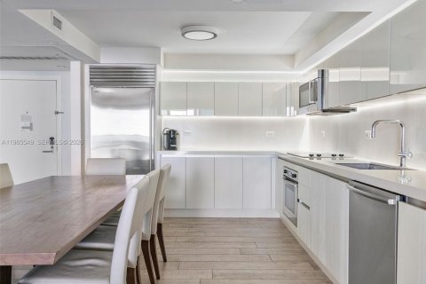 Condo in Miami Beach, Florida, 3 bedrooms  № 2027089 - photo 17