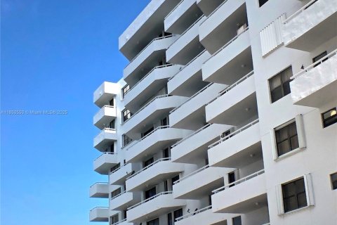 Condo in Miami Beach, Florida, 1 bedroom  № 1854939 - photo 12