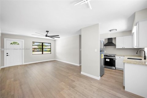 Casa en venta en St. Lucie, Florida, 3 dormitorios, 88.26 m2 № 1940527 - foto 7