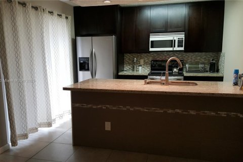 Снять в аренду таунхаус в Норт-Лодердейл, Флорида 3 спальни, 135.64м2, № 1967083 - фото 2