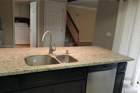 Снять в аренду таунхаус в Норт-Лодердейл, Флорида 3 спальни, 135.64м2, № 1967083 - фото 3