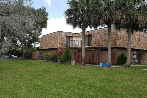 Снять в аренду таунхаус в Норт-Лодердейл, Флорида 3 спальни, 135.64м2, № 1967083 - фото 1