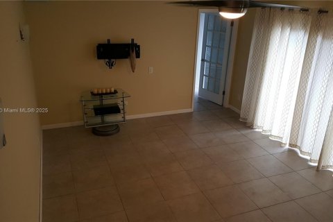 Снять в аренду таунхаус в Норт-Лодердейл, Флорида 3 спальни, 135.64м2, № 1967083 - фото 5