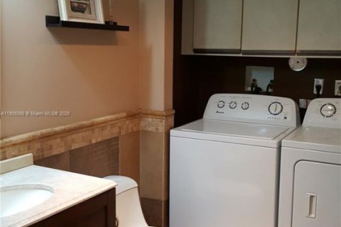 Снять в аренду таунхаус в Норт-Лодердейл, Флорида 3 спальни, 135.64м2, № 1967083 - фото 7