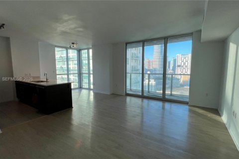 Condo in Miami, Florida, 2 bedrooms  № 2001655 - photo 3