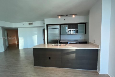 Condo in Miami, Florida, 2 bedrooms  № 2001655 - photo 7