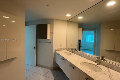 Condo in Miami, Florida, 2 bedrooms  № 2001655 - photo 23