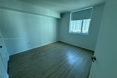 Condo in Miami, Florida, 2 bedrooms  № 2001655 - photo 16