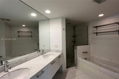 Condo in Miami, Florida, 2 bedrooms  № 2001655 - photo 18
