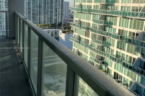 Condo in Miami, Florida, 2 bedrooms  № 2001655 - photo 25