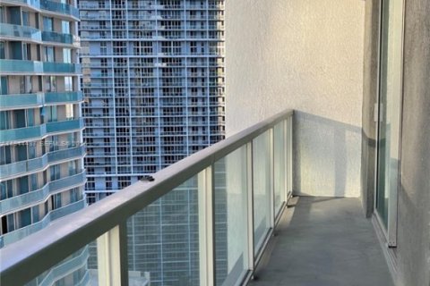 Condo in Miami, Florida, 2 bedrooms  № 2001655 - photo 24