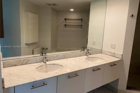 Condo in Miami, Florida, 2 bedrooms  № 2001655 - photo 19