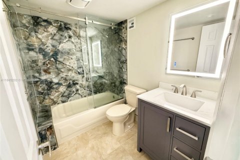 Copropriété à vendre à Hollywood, Floride: 2 chambres, 113.15 m2 № 1842744 - photo 12