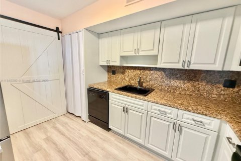 Copropriété à vendre à Hollywood, Floride: 2 chambres, 113.15 m2 № 1842744 - photo 2