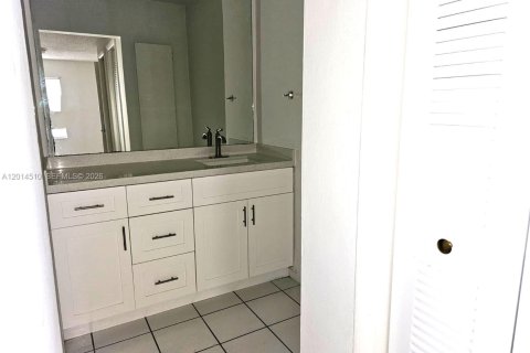 Apartment in Hialeah, Florida 1 bedroom, 65.03 sq.m. № 2076510 - photo 3