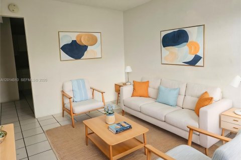 Apartment in Hialeah, Florida 1 bedroom, 65.03 sq.m. № 2076510