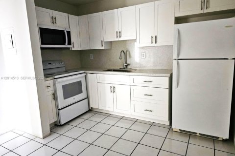 Apartment in Hialeah, Florida 1 bedroom, 65.03 sq.m. № 2076510 - photo 4