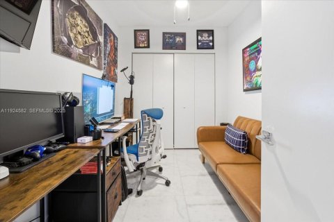 Condo in Miami, Florida, 1 bedroom  № 2082904 - photo 16