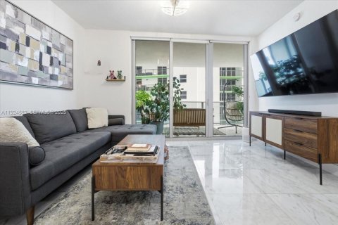 Condo in Miami, Florida, 1 bedroom  № 2082904 - photo 17