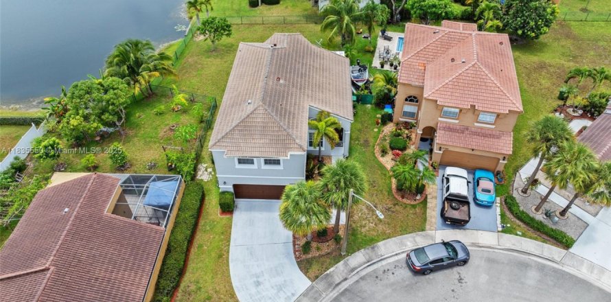 House in Pembroke Pines, Florida 4 bedrooms, 204.76 sq.m. № 1820184