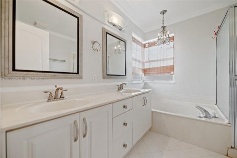 House in Pembroke Pines, Florida 4 bedrooms, 204.76 sq.m. № 1820184 - photo 24