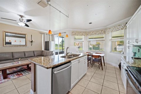 House in Pembroke Pines, Florida 4 bedrooms, 204.76 sq.m. № 1820184 - photo 14