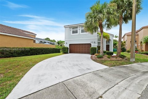 House in Pembroke Pines, Florida 4 bedrooms, 204.76 sq.m. № 1820184 - photo 5