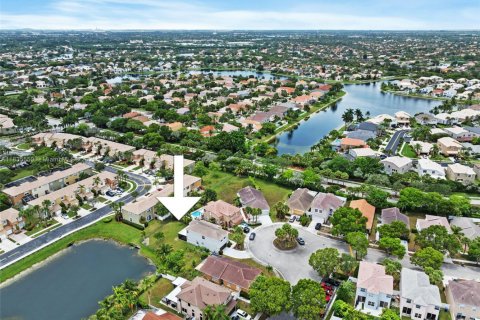 House in Pembroke Pines, Florida 4 bedrooms, 204.76 sq.m. № 1820184 - photo 3