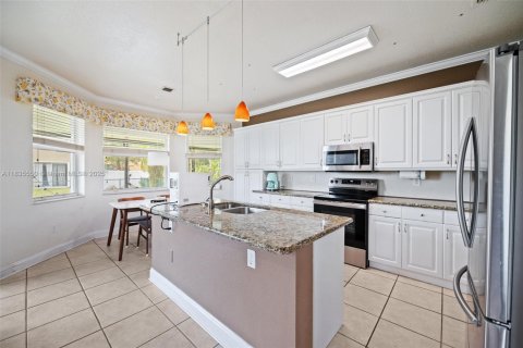House in Pembroke Pines, Florida 4 bedrooms, 204.76 sq.m. № 1820184 - photo 13