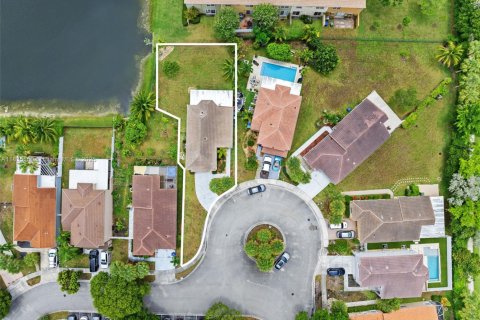 House in Pembroke Pines, Florida 4 bedrooms, 204.76 sq.m. № 1820184 - photo 2